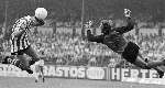 Brussel, 12 Augustus 1981
Beerschot-PSV ( Vr. duel )
Jan Poortvliet probeert Nico de Bree d.m.v. een kopbal te verslaan