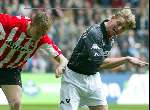 Eindhoven 15 maart 2002
PSV-Feyenoord
Jon Dahl Tomasson in duel met Kevin Hofland