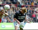 Eindhoven 15 maart 2002
PSV-Feyenoord
Jon Dahl Tomasson in duel met Kevin Hofland
