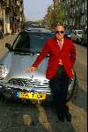 Amsterdam 11 april 2002
Opening restaurant Joop Braakhekke
Joop Braakhekke met zijn nieuwe Mini Cooper