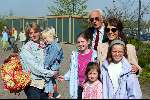 Kaatsheuvel 21 april 2002
50 jarig bestaan van de efteling en premiere show Hans Klok.
Mies Bouwman met kleinkinderen
