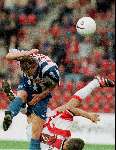 Eindhoven, 29 augustus 1998 PSV-SC Heerenveen, eindstand 1-2
Gilles de Bilde onderuit tegen Tieme Klompe
Spectaculair voetbal