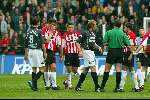 Eindhoven 14 april 2002
PSV-Feyenoord 2-0
Paul Bosvelt met scheidsrechter Eric Braamhaar