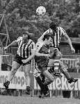 Rotterdam, 24 mei 1981
PSV-SPARTA, eindstand 3-0
Paul Postuma wordt belaagd door Dick Advocaat