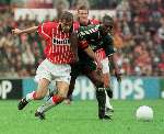 Eindhoven, 25-04-1998
PSV-Feyenoord
Phillip Cocu in duel met Ullrich van Gobbel