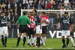 Eindhoven 14 april 2002
PSV-Feyenoord 2-0
Pierre v Hooijdonk met scheidsrechter Eric Braamhaar