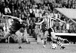 Eindhoven , 22 augustus 1981 PSV-AZ 67, eindstand 2-4
Piet Wildschut in duel met Johnny Metgod
