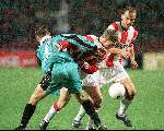 Eindhoven, 31 oktober 1998
PSV-Sparta, eindstand 4-0
Robert Fuchs wordt verdegid door John Nieuwenburg (4)
Dmitri Khokhlov kijkt toe