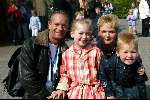 Kaatsheuvel 21 april 2002
50 jarig bestaan van de efteling en premiere show Hans Klok.
Ron Boszhard met gezin