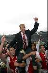 Nijmegen 5 Mei 2002 
NEC-AJAX Kampioenswedstrijd 0-2
Ajax spelers vieren het kampioenschap Ronald Koeman op de schouders van aanvoerder Cristian Chivu, Mido, Nikos Machlas