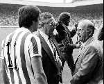 Eindhoven, 25 Augustus 1979
PSV-Feyenoord
Willy v d Kuylen in gesprek met trainer Kees Rijvers en manager Ben v Gelder
