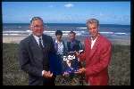Dennis Bergkamp samen met Faas Wilkes en de auterus van zijn boek Dave endt en Louis v d Vuurst