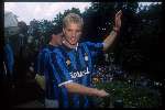 Dennis Bergkamp tekent een kontrakt voor Internationale Milan samen met wim jonk