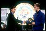 Dennis Bergkamp als voetballer van het jaar krijgt de prijs uit handen van johan cruyff