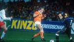 Dennis Bergkamp spelend voor het Nederlands elftal