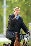 Den Haag 24 april 2003
emily bremers op fiets met gsm