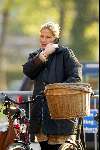 Den Haag 24 april 2003
emily bremers op fiets met gsm