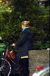 Den Haag 24 april 2003
emily bremers op fiets met gsm
