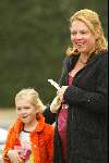 Hilversum 9 april 2002
Een zwangere Esther Duller met haar dochtertje.