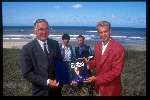 Dennis Bergamp samen met Faas Wilkes met op de achtergrond Louis v d Vuurst en Dave Endt