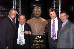 Rotterdam 23 maart 2001
Lee Towers onthulling borstbeeld in Ahoy.
Lee Towers met Hans Kroon en Sjaak Snoek