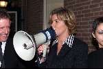 Haarlem, 20 maart 2001
Opening kapsalon ROB PEETOOM
Irene Moors met megafoon