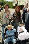 Slagharen 29 april 2003
Marco Borsato met Leontine en Senna Luca en Jada
in ponypark slagharen