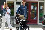 Amsterdam 27 april 2003

Jasper Krabbe met vrouw en baby


Peter Smulders bv