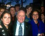 Johnny Kraaijkamp Sr. met vrouw en dochter
op achtergrond Johnny Kraaijkamp Jr.