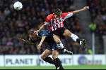 Eindhoven 31 maart 2001
PSV- fc Twente 2-1
Kezman in duel met Sjaak Polak
Luchtduel mooie aktie