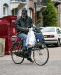 Amsterdam 27 april 2003
Man steelt kleding uit leger des heils bak