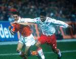 Marc Overmars spelend voor het nederlands elftal