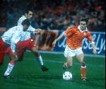 Marc Overmars spelend voor het nederlands elftal