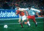 Marc Overmars spelend voor het nederlands elftal