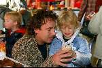 Amersfoort 12 april 2003
Premiere de ijsbeer in amersfoort
marco borsato met luca