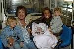 Slagharen 29 april 2003
Marco Borsato met Leontine en Senna Luca en Jada
in ponypark slagharen