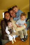 Slagharen 29 april 2003
Marco Borsato met Leontine en Senna Luca en Jada
in ponypark slagharen