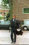 Ron Brandsteder met de motorhelm in de hand