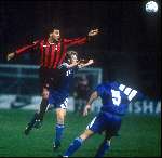 Ruud Gullit in duel met Arthur Numan