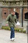 Amsterdam 11 april 2003
Theo Maassen voetballen in vondelpark