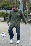 Amsterdam 11 april 2003
Theo Maassen voetballen in vondelpark