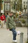 Amsterdam 11 april 2003
Theo Maassen voetballen in vondelpark
