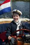 Tom v Tuijl als schipper op de sloep \