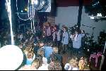 Laren9 mei 1987
Reportage over eendag de Dolly Dots, via Schiphol Oost-Antwerpen-Schiphol-Laren ( Groningen)
Angela Groothuizen