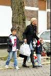 Amsterdam 10 april 2004
Angela Kluivert met kinderen  op Cornelis Schuytstraat