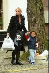 Amsterdam 10 april 2004
Angela Kluivert met kinderen  op Cornelis Schuytstraat