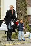 Amsterdam 10 april 2004
Angela Kluivert met kinderen  op Cornelis Schuytstraat