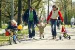 Amsterdam 12 april 2004
Prins Maurits Prinses Marilene Lucas en Anna in het Vondelpark. 1e stapjes van Lucas v Vollenhoven