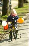 Amsterdam 12 april 2004
Prins Maurits Prinses Marilene Lucas en Anna in het Vondelpark. 1e stapjes van Lucas v Vollenhoven