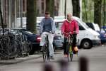Amsterdam 28 april 2004
Arjan Ederveen met vriend op fiets